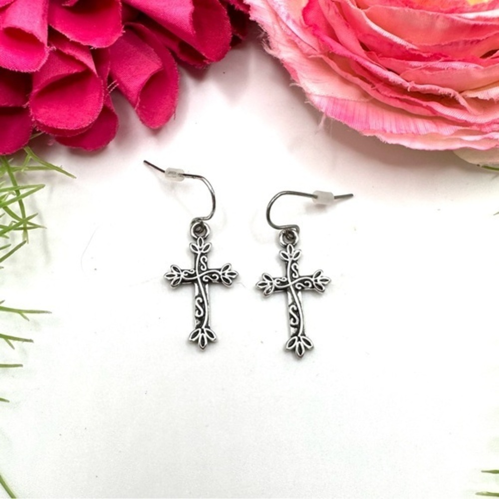 NEW⚜️Beautiful Ornate Cross Charm Earrings